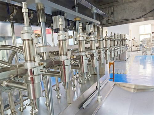 仔細看，食用油灌裝機在小包裝食用油中的灌裝流程